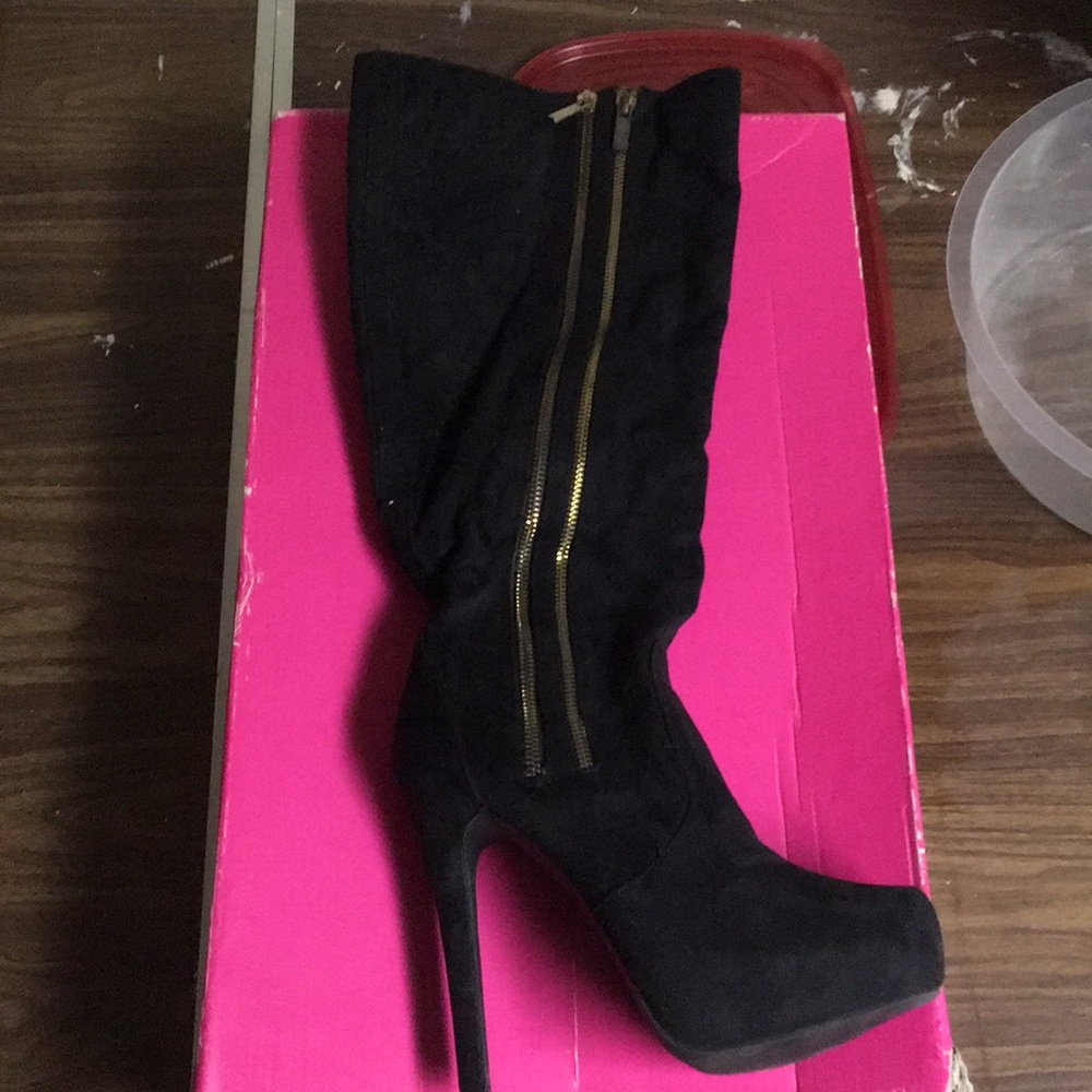 Suede boots with heal and gold accent zipper